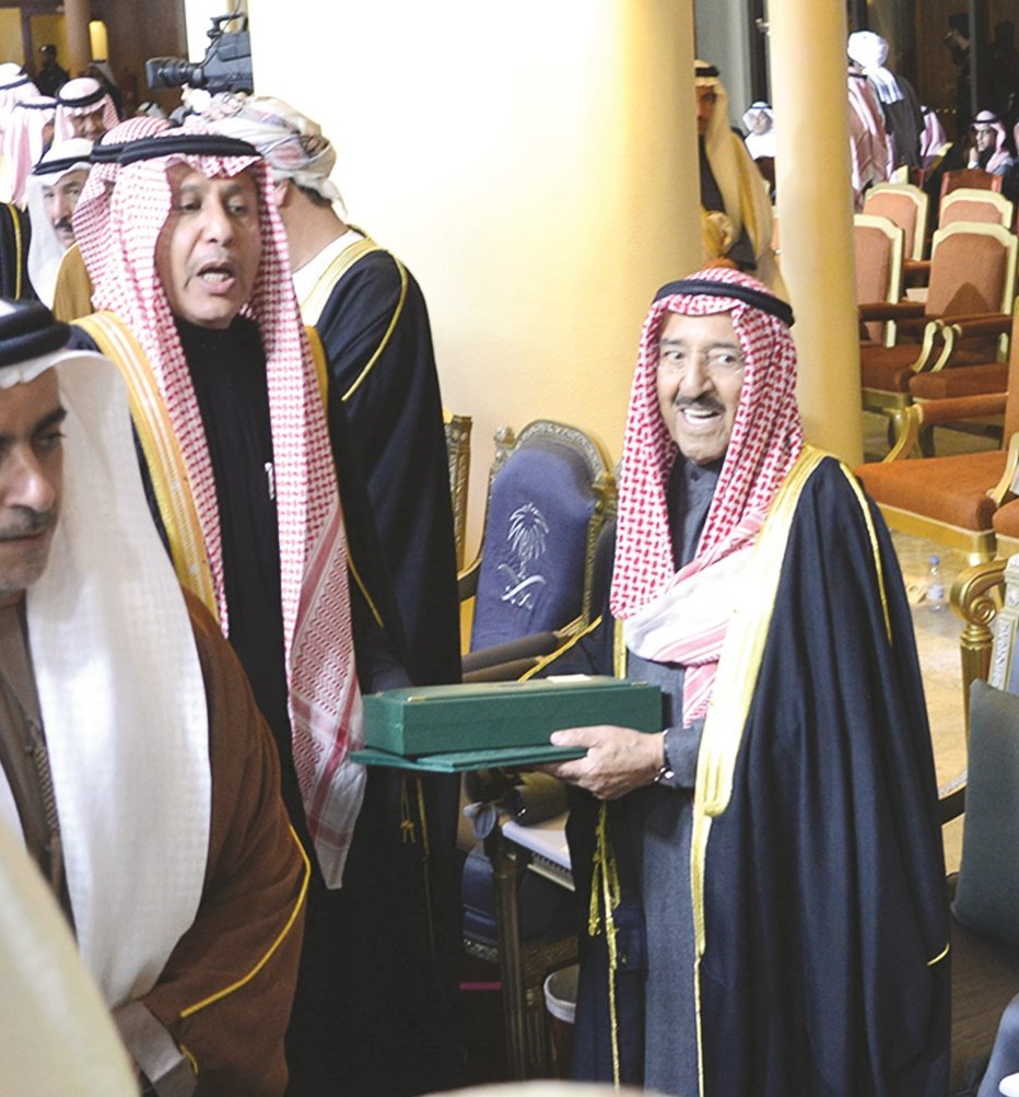 سمو الأمير مشاركاً في تكريم الفائزين في المهرجان