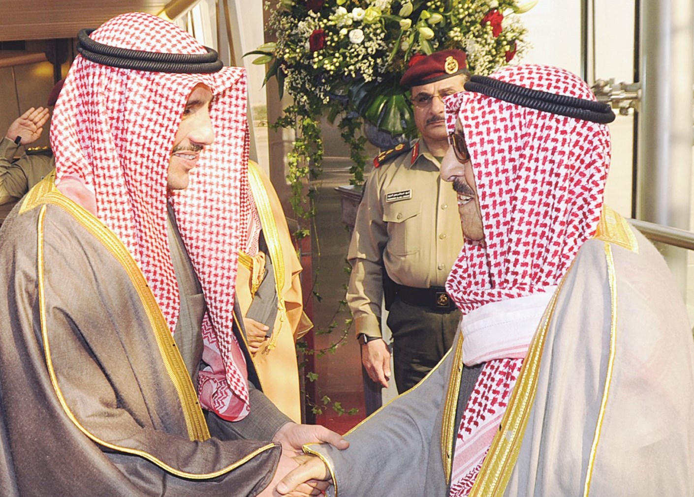 صاحب السمو مصافحاً الغانم مودعاً