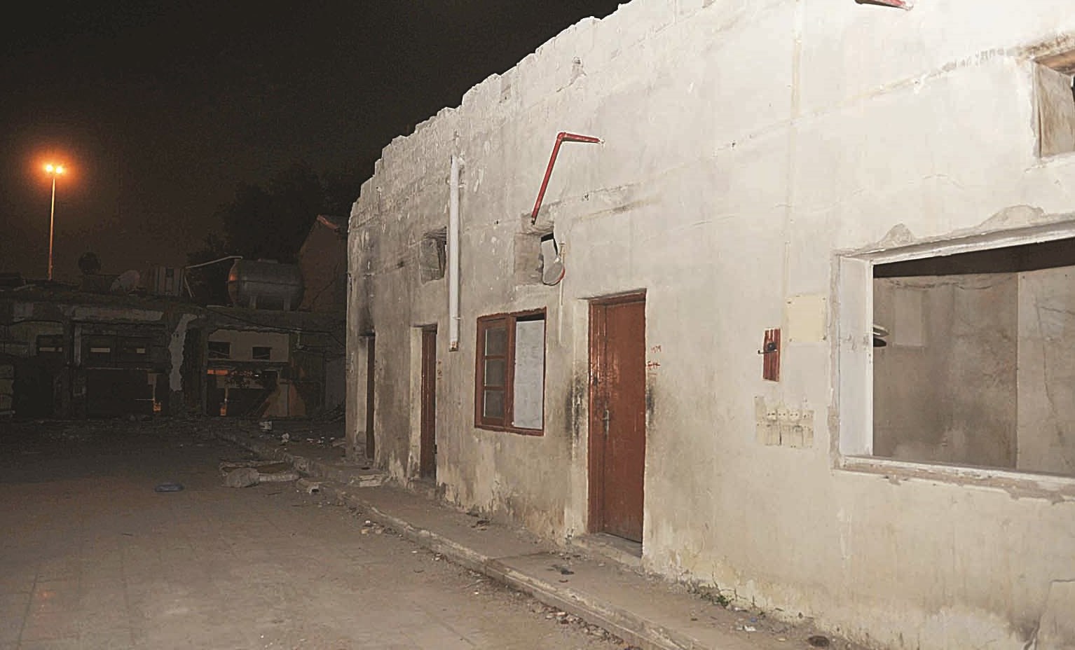 غرف مخفية خلف المخازن