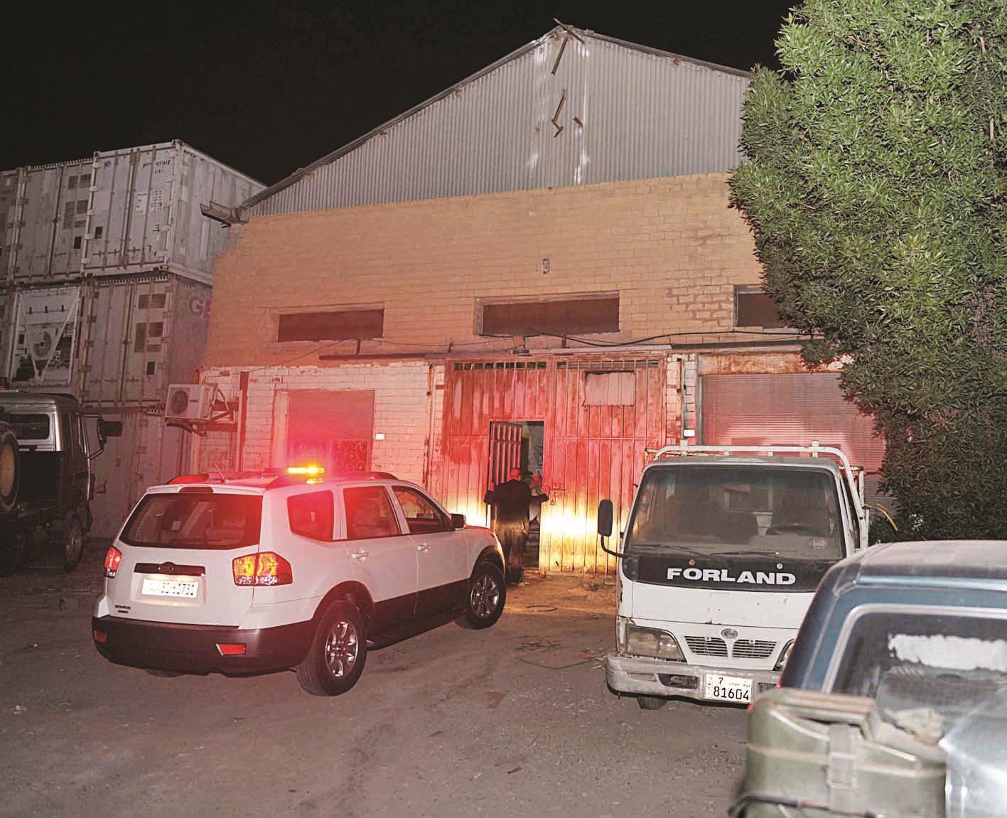 فريق الطوارئ يداهم أحد المخازن