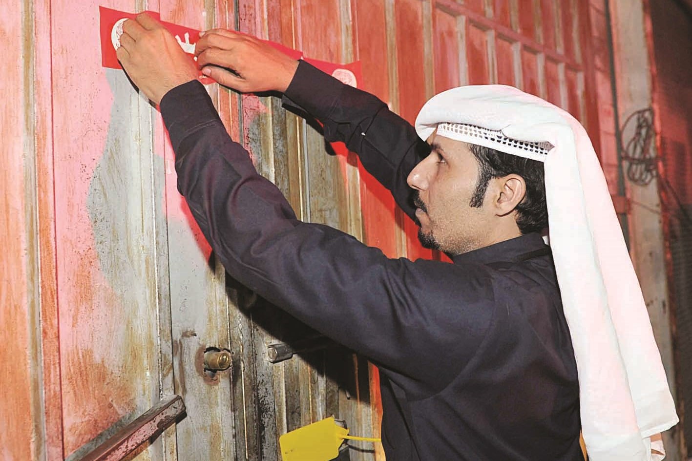 العنزي خلال تشميع أحد المخازن المخالفة