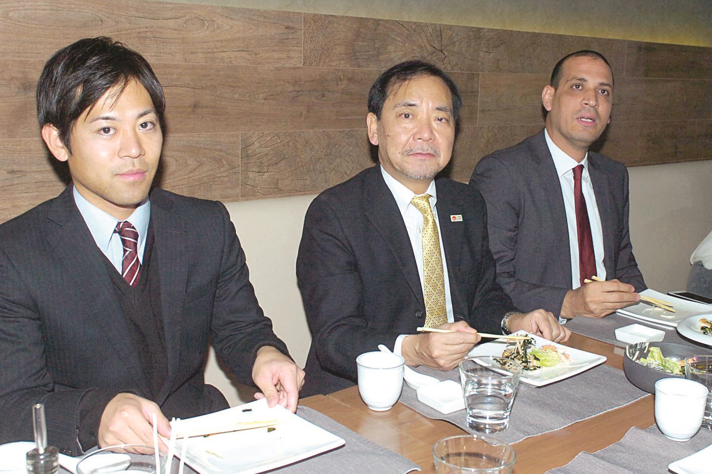 السفير الياباني متوسطاً محمد نصّار وريوسوكي هونغو