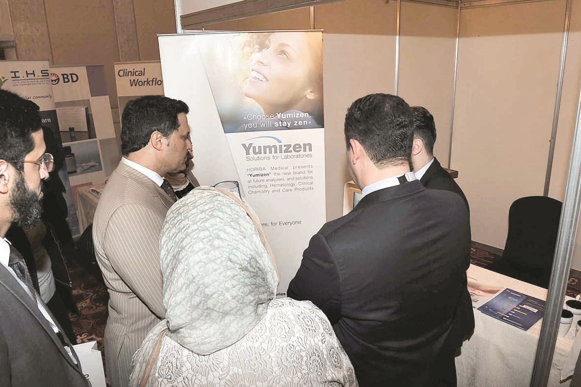 ... وخلال جولته في أجنحة المعرض  (تصوير نور هنداوي)