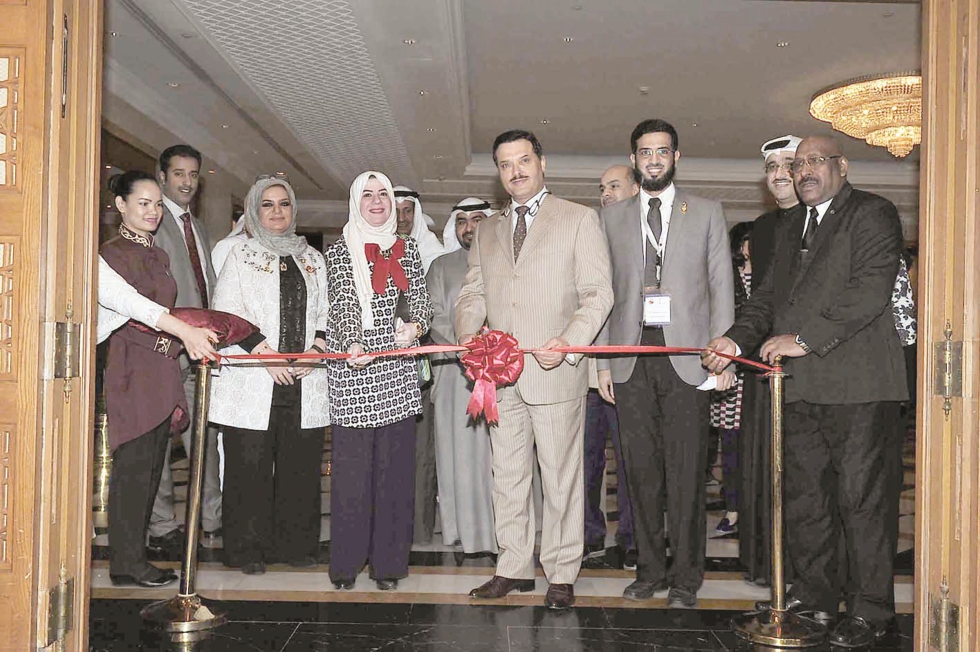 الحربي يقص شريط افتتاح المؤتمر والمعرض