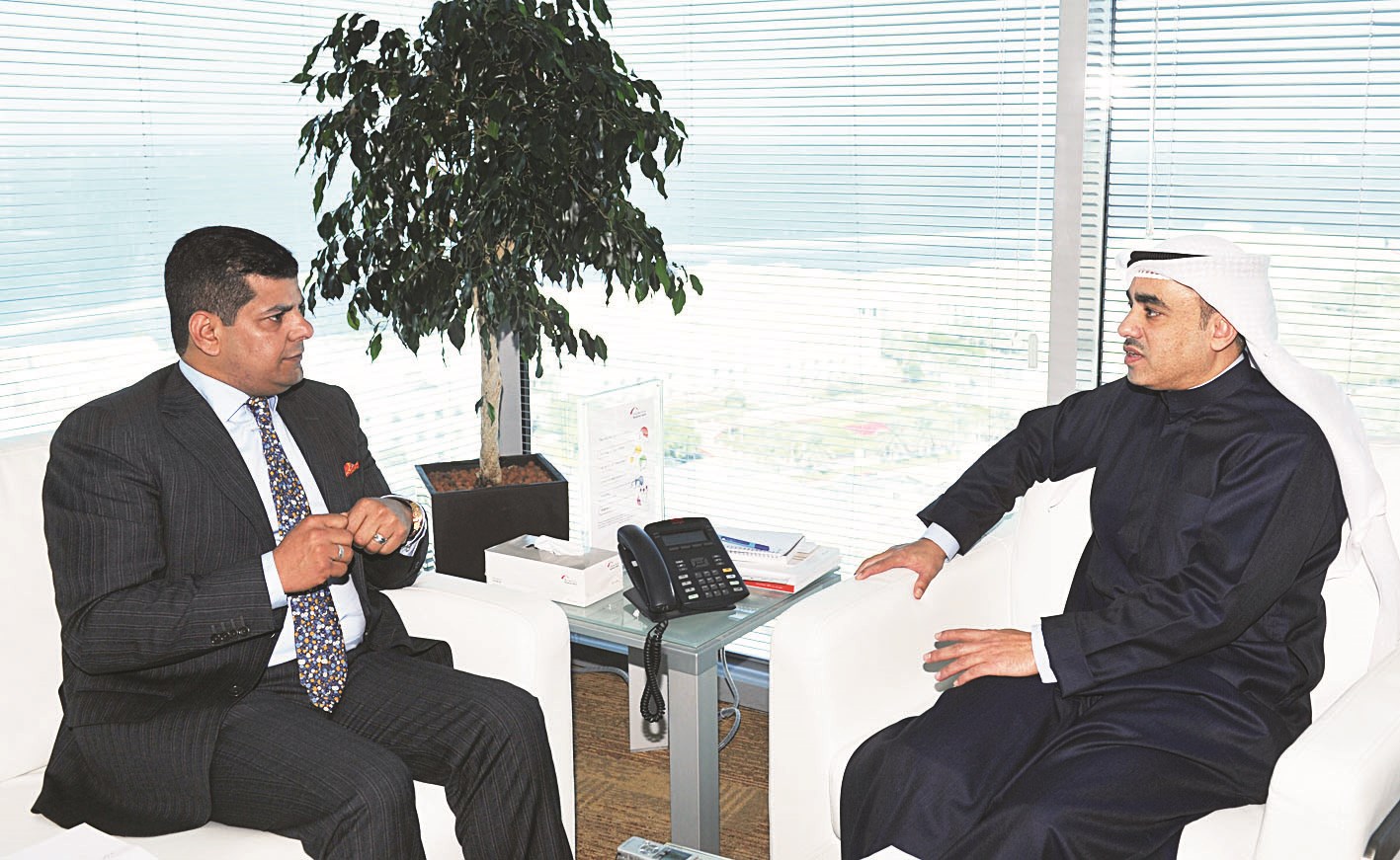 التويجري متحدثاً للزميل رضا السناري (تصوير سعد هنداوي)