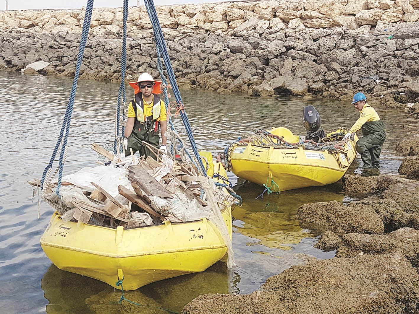 جمع المخلفات في طرادات لنقلها