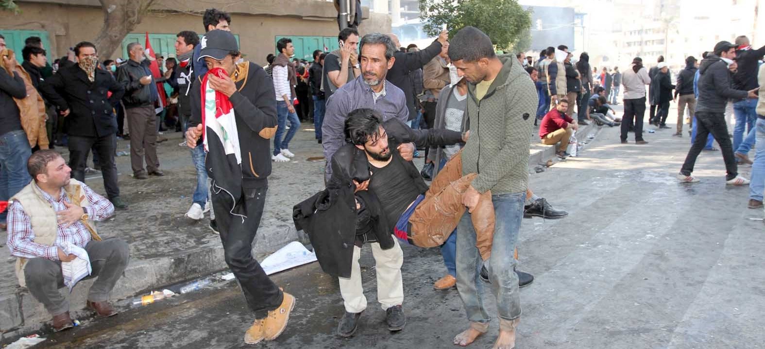 u0645u062au0638u0627u0647u0631u0648u0646 u064au0633u0627u0639u062fu0648u0646 u0623u062du062f u0627u0644u062cu0631u062du0649 u062eu0644u0627u0644 u0627u0644u0635u062fu0627u0645u0627u062a u0627u0644u062fu0627u0645u064au0629 u0648u0633u0637 u0628u063au062fu0627u062f (u0631u0648u064au062au0631u0632)