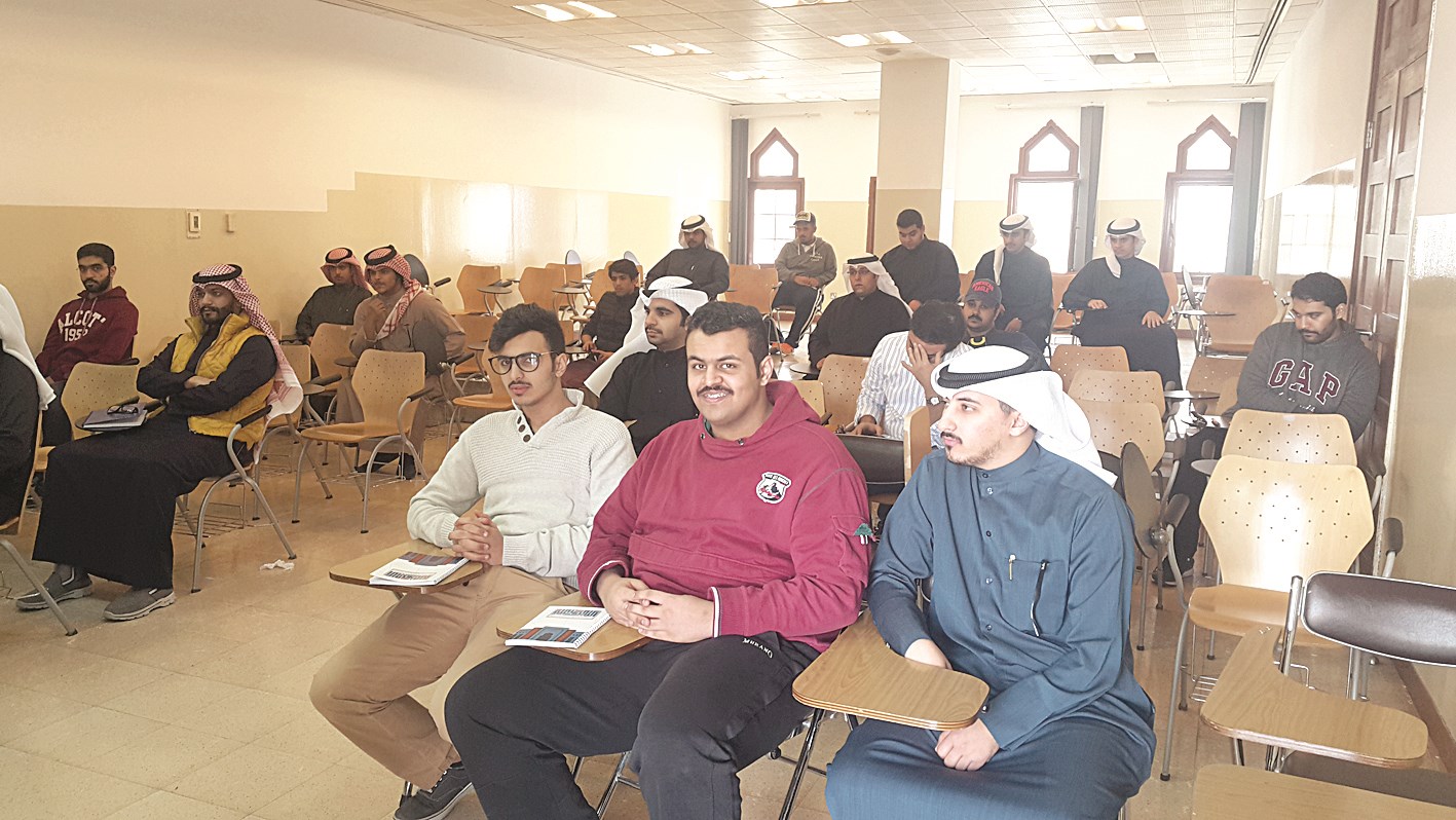 طلبة في قاعة الدراسة