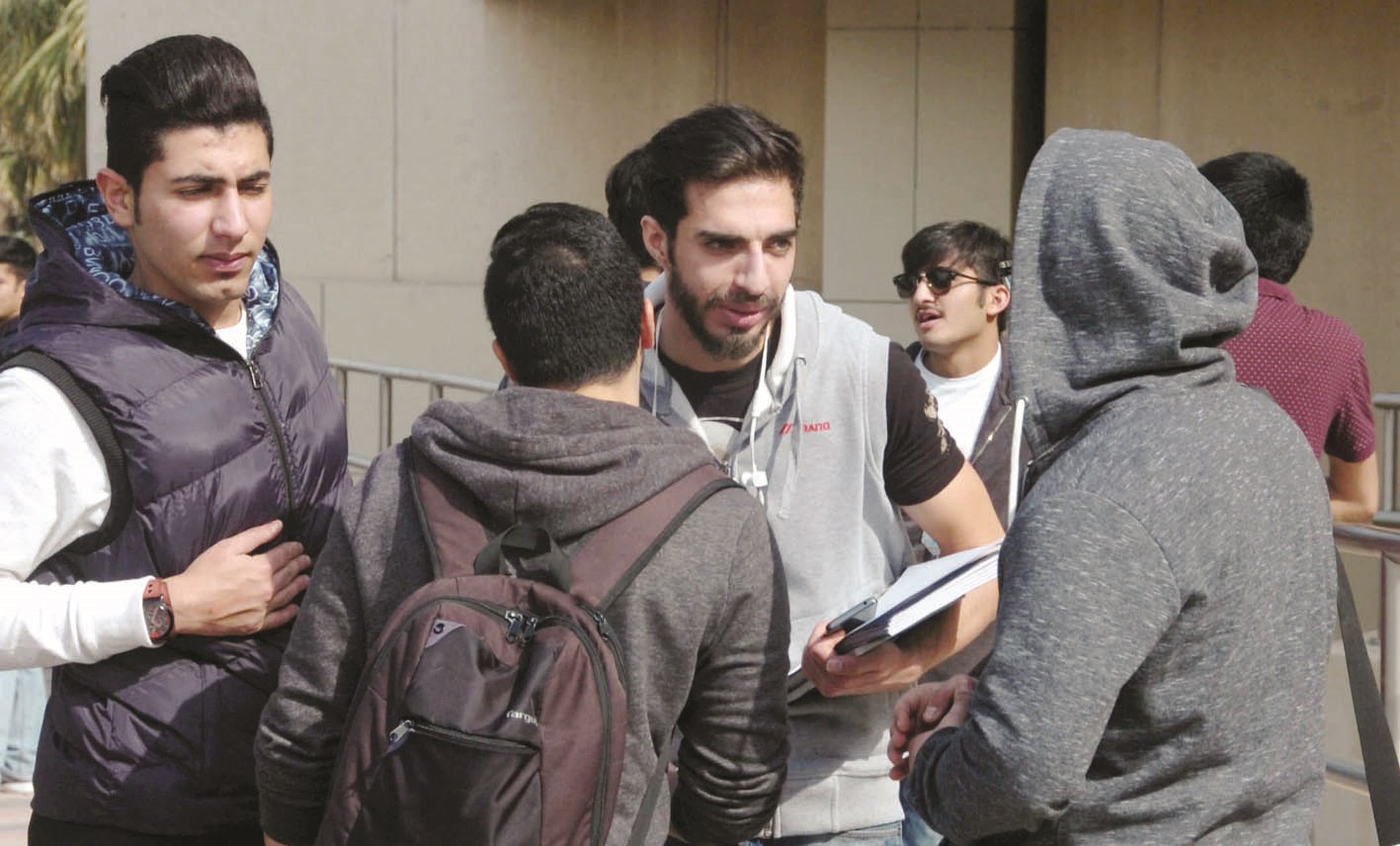طلاب يلتقون بعد العطلة  ( تصوير زكريا عطية )