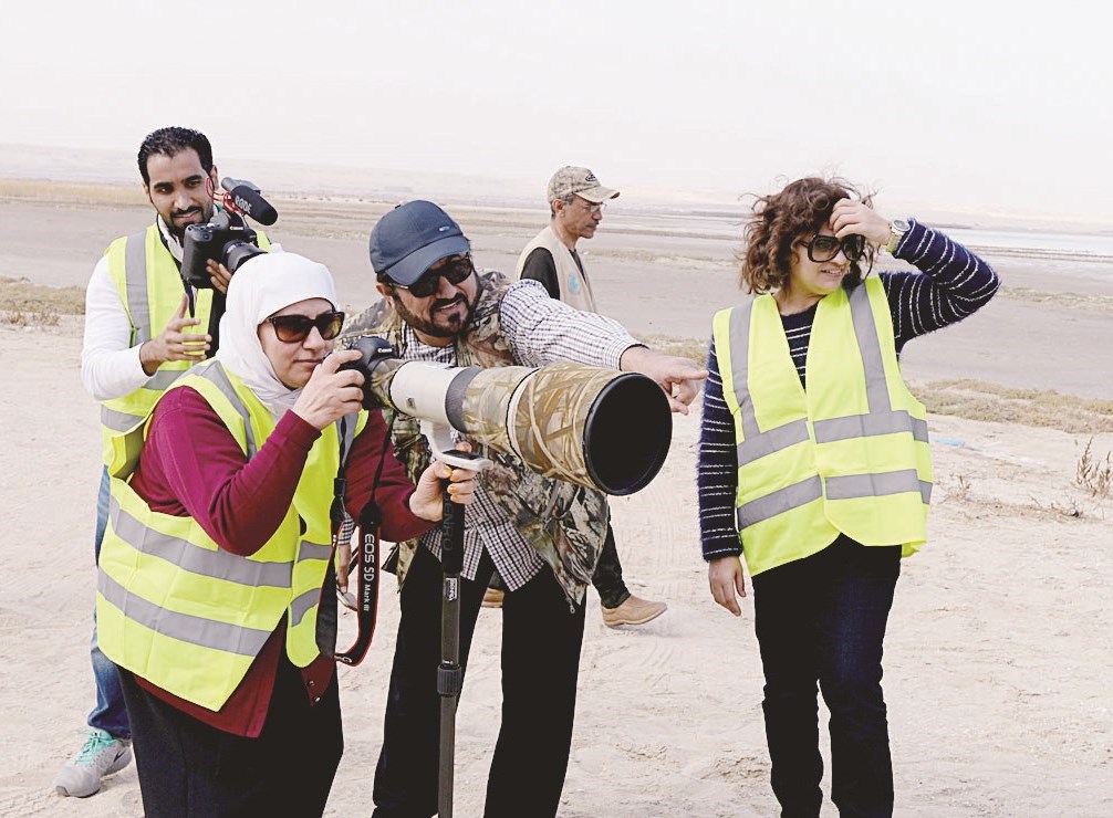 نادية الوزان والمصور محمد الكندري يلتقطان صورة تدريبية في المحمية