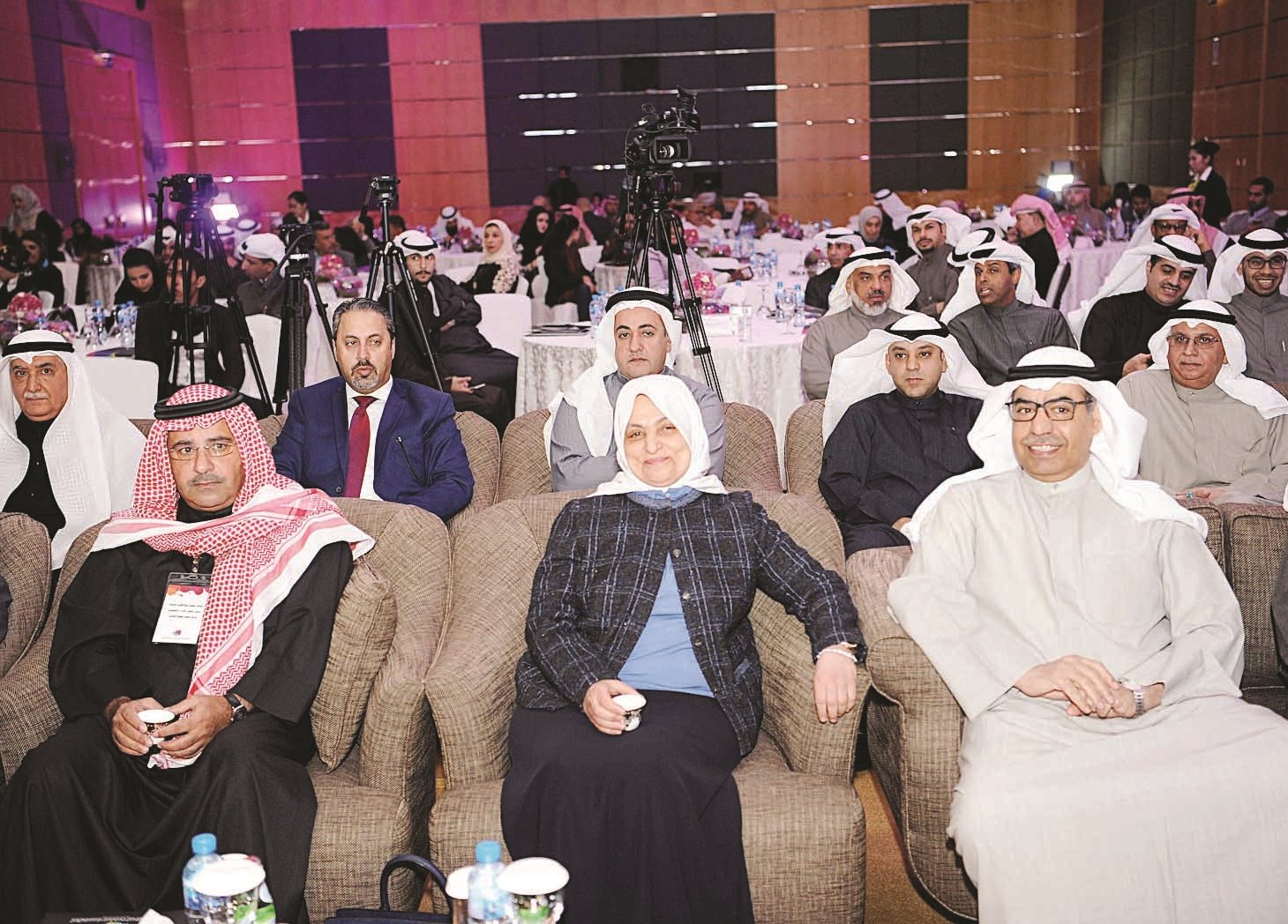 هند الصبيح تتوسط المجدلي والشايع في افتتاح المؤتمر