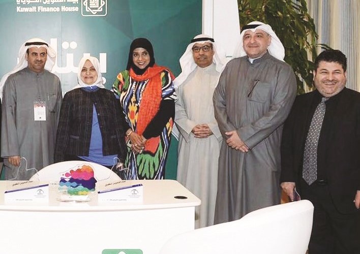 الصبيح تتوسط مسؤولي «بيتك» في جناح البنك