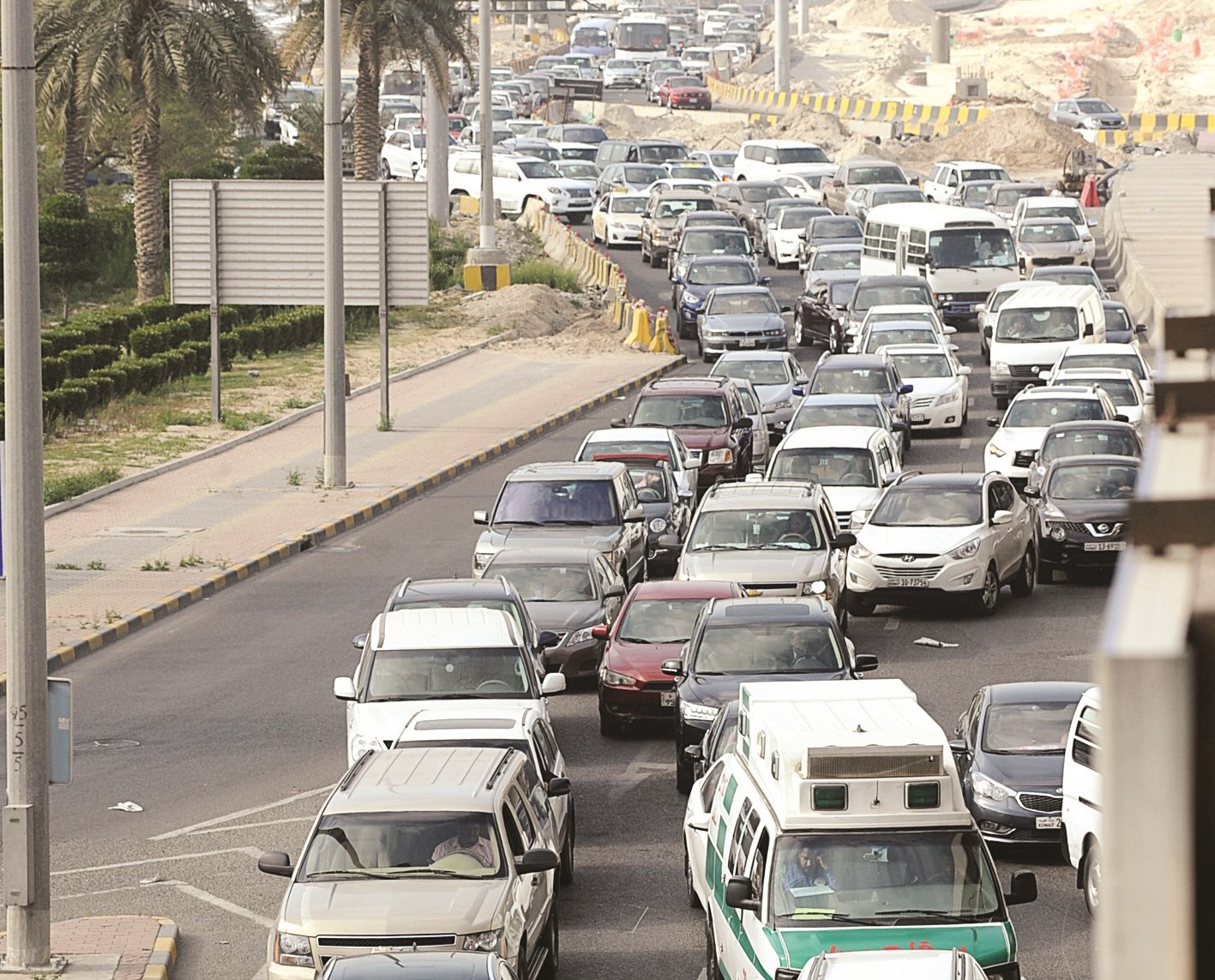 سيارة إسعاف عالقة وسط الزحام