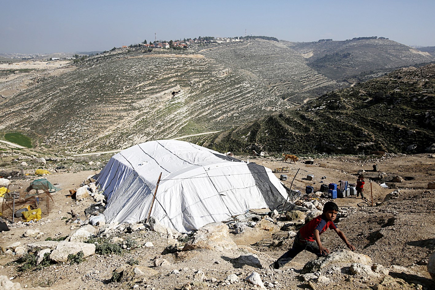 u0637u0641u0644 u0641u0644u0633u0637u064au0646u064a u0642u0631u0628 u062eu064au0645u0629 u0623u0642u0627u0645u062au0647u0627 u0639u0627u0626u0644u062au0647 u0645u0642u0627u0628u0644 u0625u062du062fu0649 u0627u0644u0645u0633u062au0648u0637u0646u0627u062a u0641u064a u0627u0644u0636u0641u0629 u0627u0644u063au0631u0628u064au0629    (u0627 u0628)