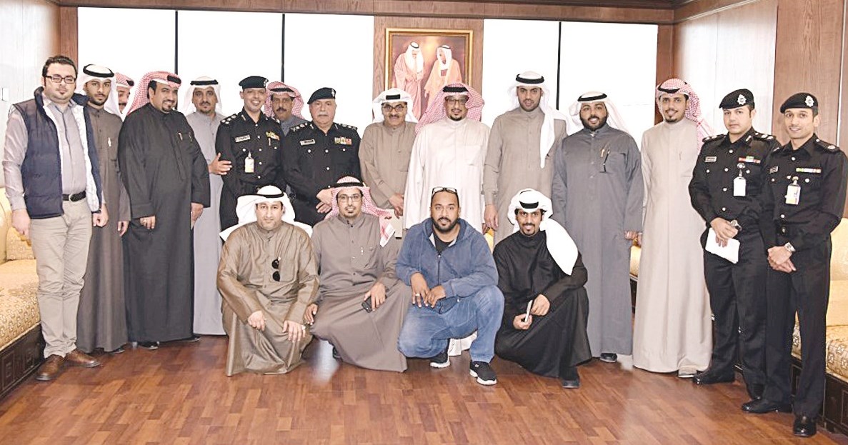 الوكيل يتوسط الصحافيين في لقطة جماعية