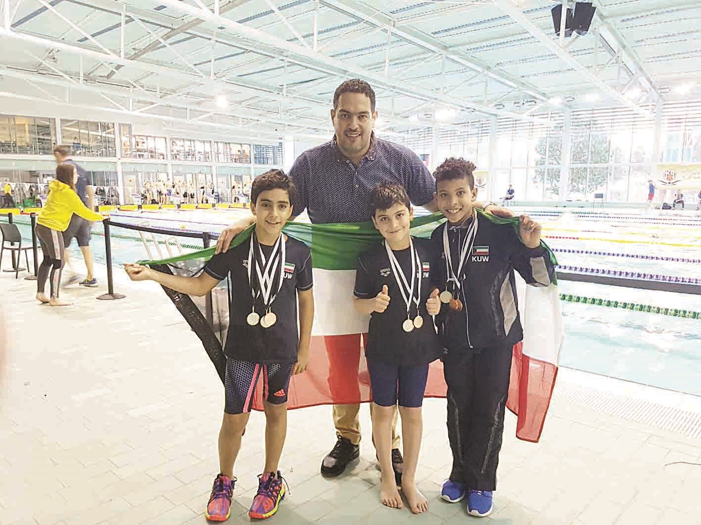 حمود الهاجري مع عدد من لاعبي تحت 12 سنة