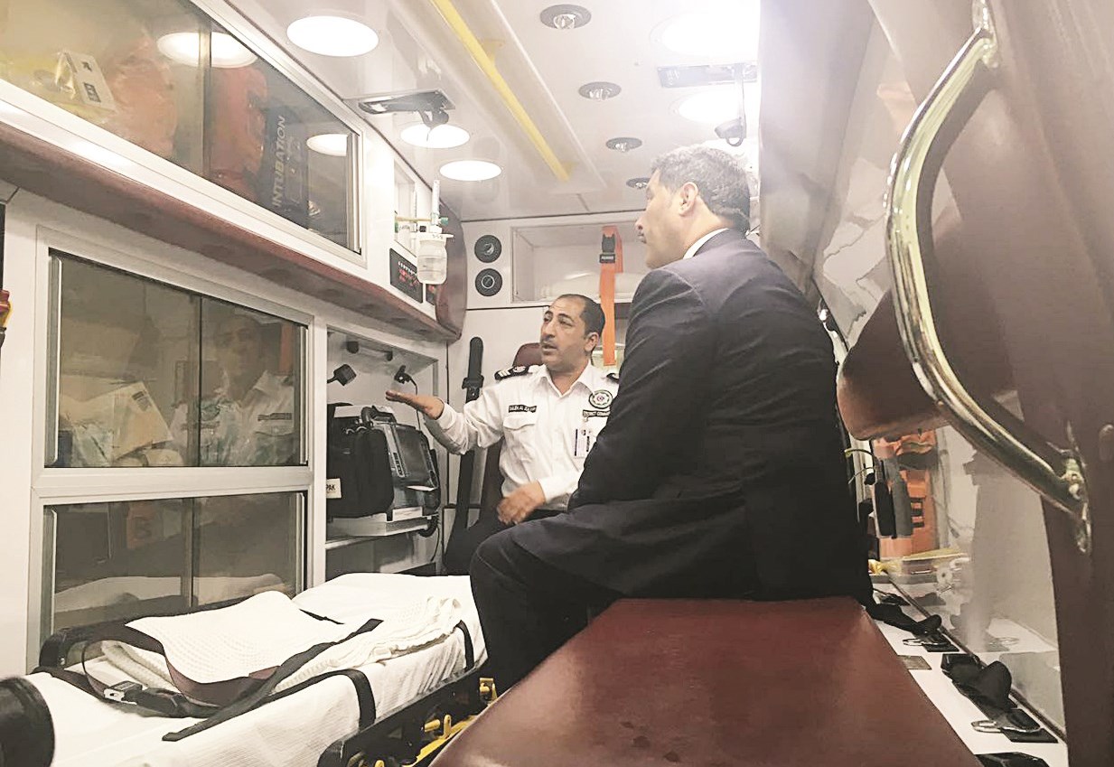الوزير يطلع على تجهيزات إحدى سيارات الإسعاف