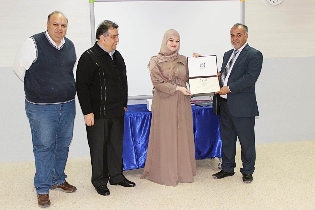 سلطان الحريري مكرماً فاطمة العنزي