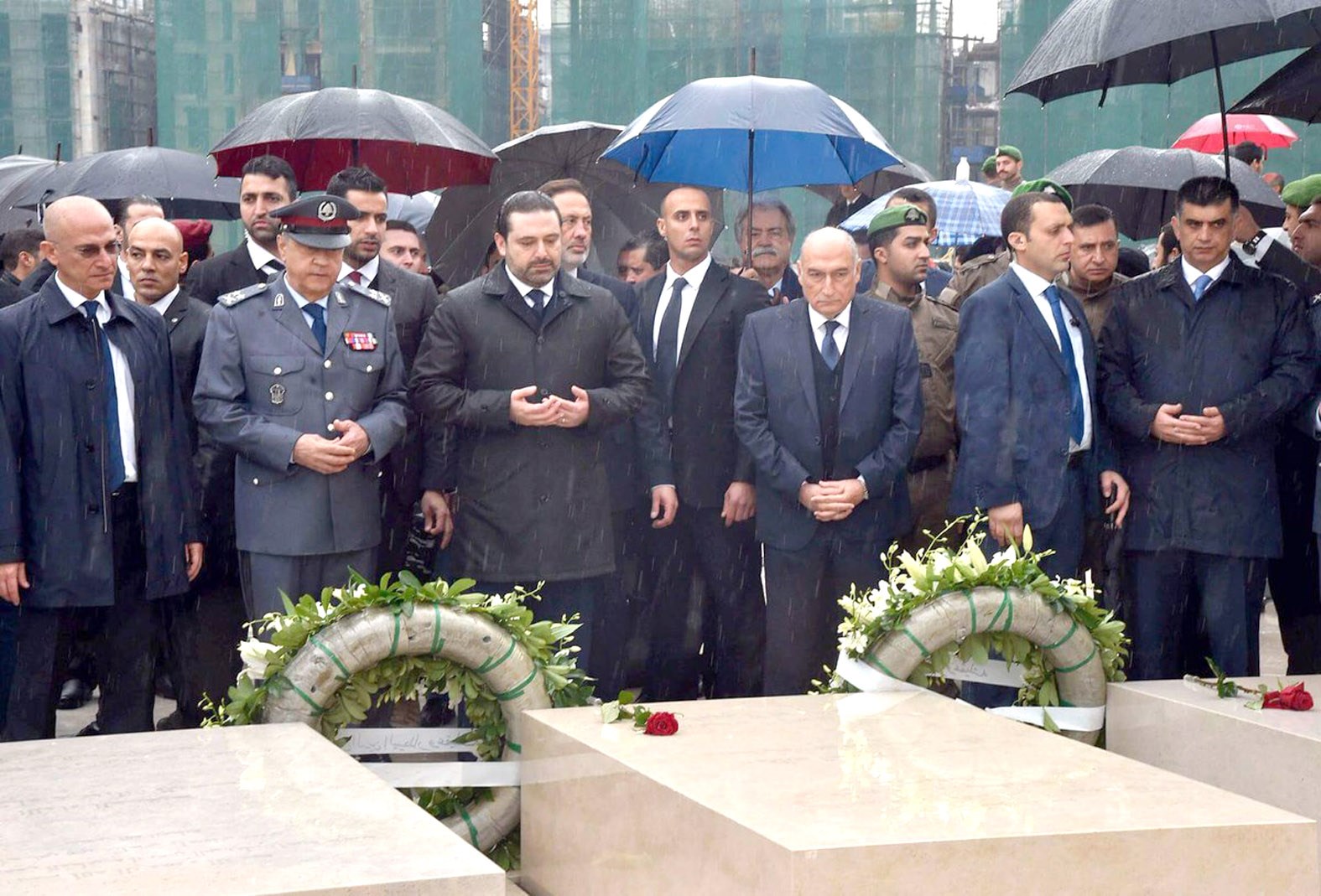 u0627u0644u062du0631u064au0631u064a u064au0642u0631u0623 u0627u0644u0641u0627u062au062du0629 u0639u0644u0649 u0636u0631u064au062d u0648u0627u0644u062fu0647 u0641u064a u0648u0633u0637 u0628u064au0631u0648u062a