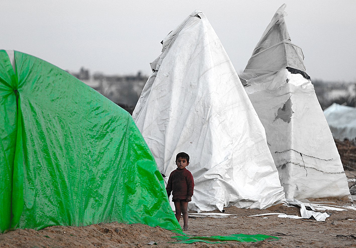 u0637u0641u0644 u0641u0644u0633u0637u064au0646u064a u062eu0627u0631u062c u062eu064au0645u0629 u0639u0627u0626u0644u062au0647 u0639u0644u0649 u0645u0634u0627u0631u0641 u062eu0627u0646 u064au0648u0646u0633  ( u0627 u0628)