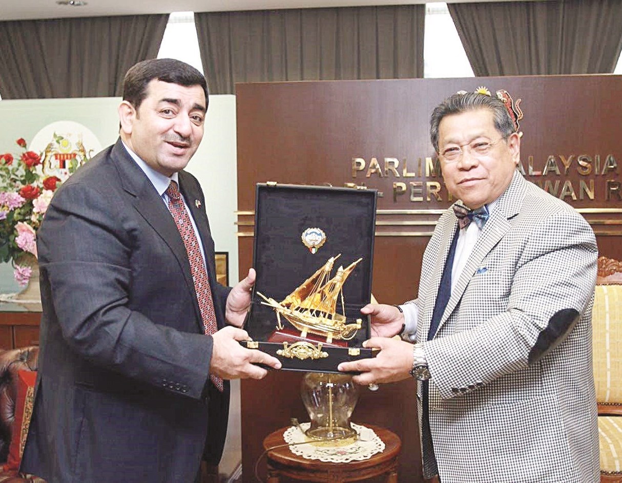 u062du062cu064a u0645u0648u0644u064au0627 u064au062au0633u0644u0645 u0647u062fu064au0629 u062au0630u0643u0627u0631u064au0629 u0645u0646 u0627u0644u0633u0641u064au0631 u0627u0644u0639u0633u0639u0648u0633u064a