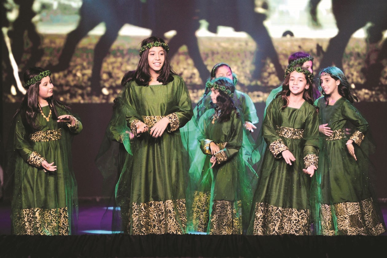 طالبات يقدمن أوبريت في الحفل