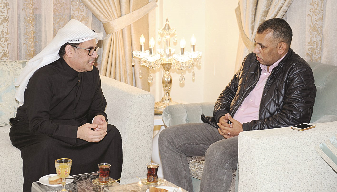 الحربش متحدثاً إلى الزميل عمر العلاس (تصوير سعود سالم)