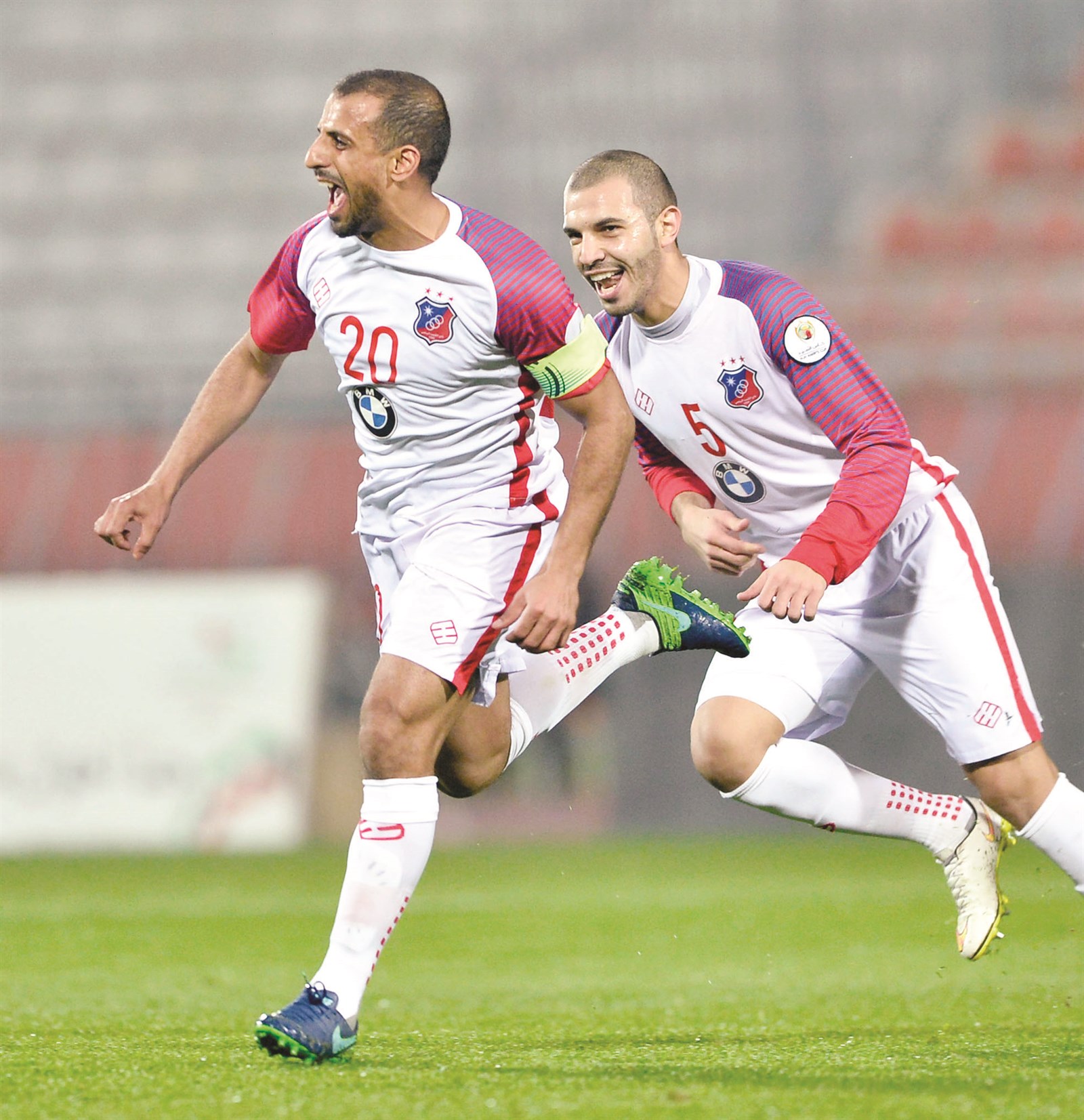 u062du0633u064au0646 u062du0627u0643u0645 u00abu0631u062cu0644 u0627u0644u0645u0628u0627u0631u0627u0629u00bb u0645u062du062au0641u0644u0627u064b u0628u0647u062fu0641u0647 u0645u0639 u0632u0645u064au0644u0647 u0641u0647u062f u0627u0644u0647u0627u062cu0631u064a (u0627u0644u0623u0632u0631u0642 u062fu0648u062a u0643u0648u0645)