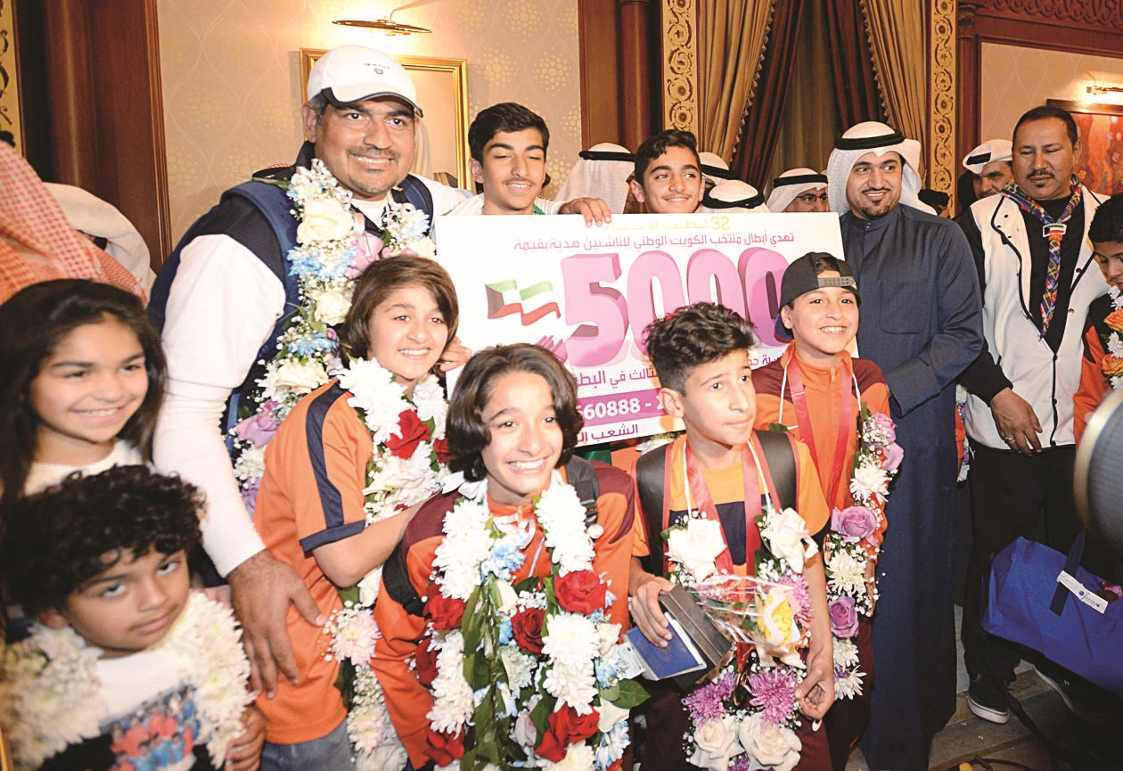 رفع لوحة بالجائزة المالية التي حصل عليها المنتخب