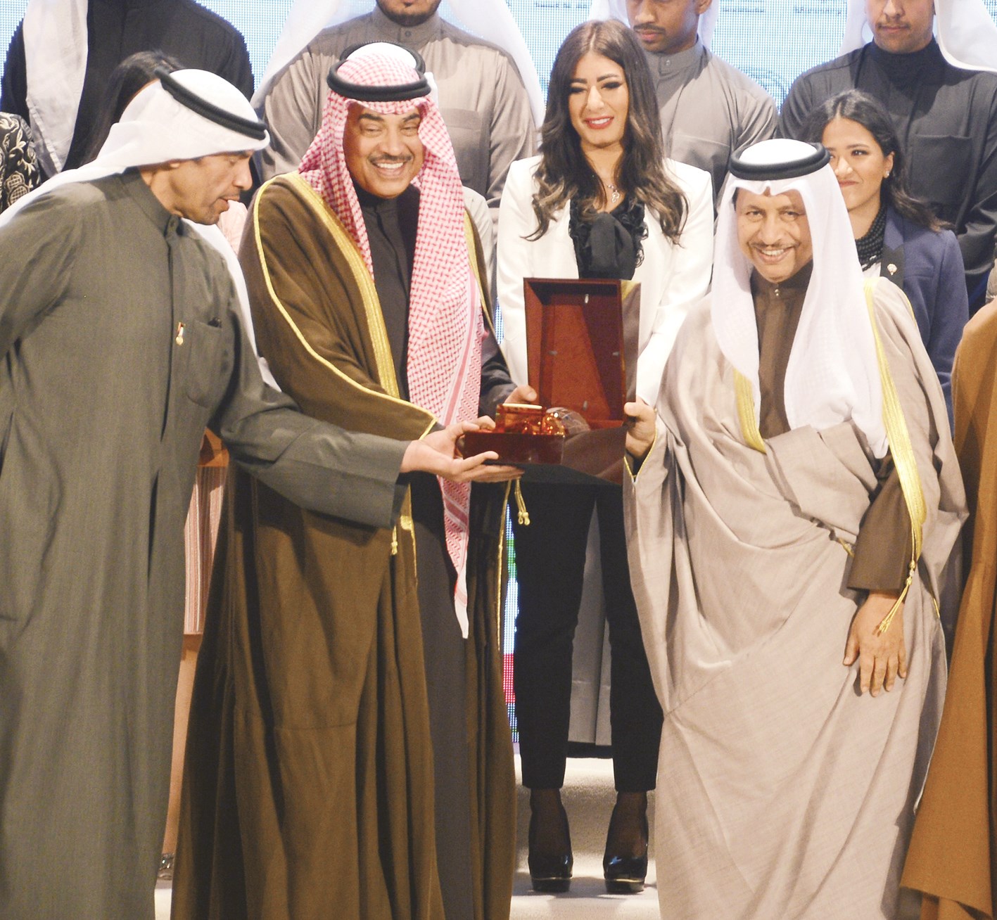 تكريم إحدى الخريجات
