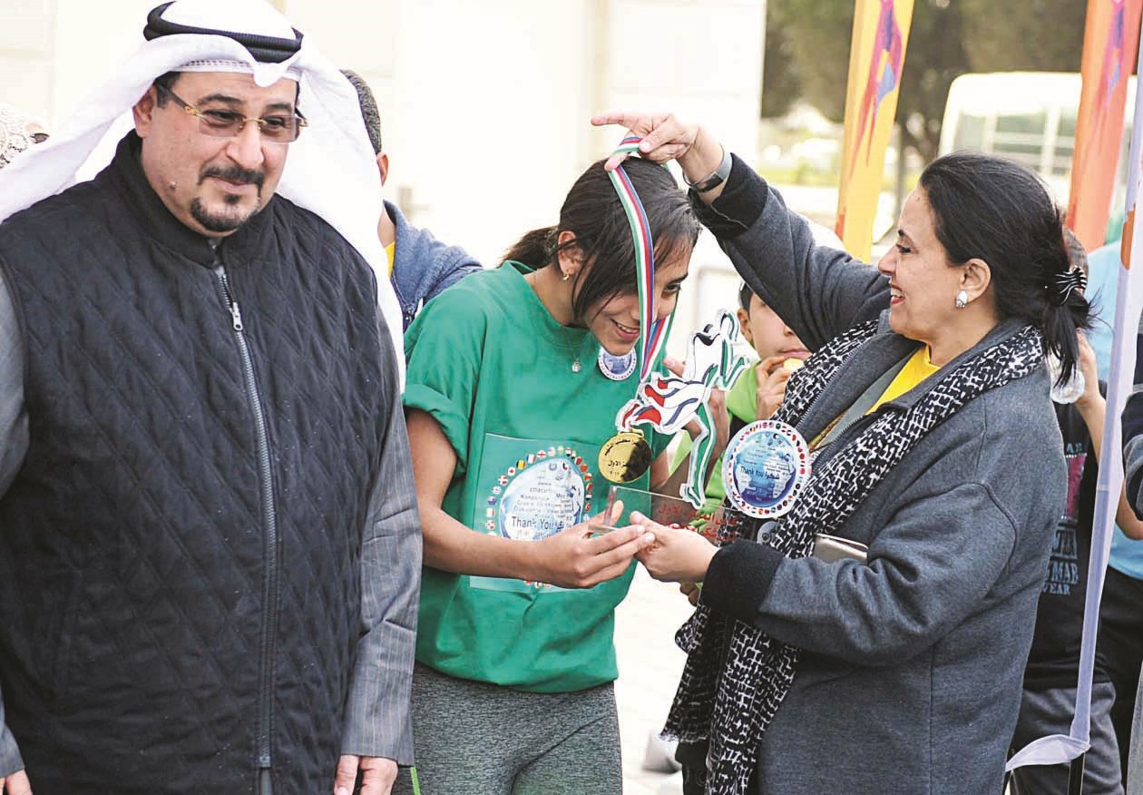 فاطمة الأمير تكرّم إحدى الفائزات