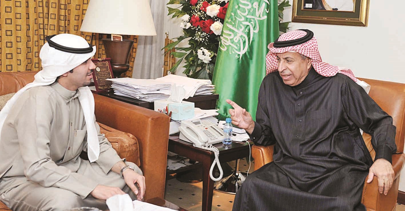 السفير السعودي متحدثا إلى الزميل حمد السهيل (تصوير سعد هنداوي)