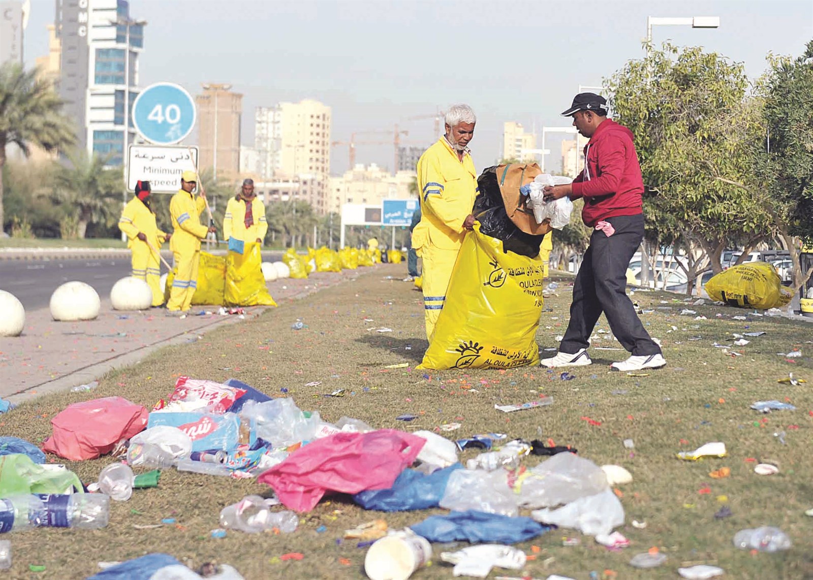 مظهر آخر غير حضاري ما يخلفه المحتفلون وراءهم