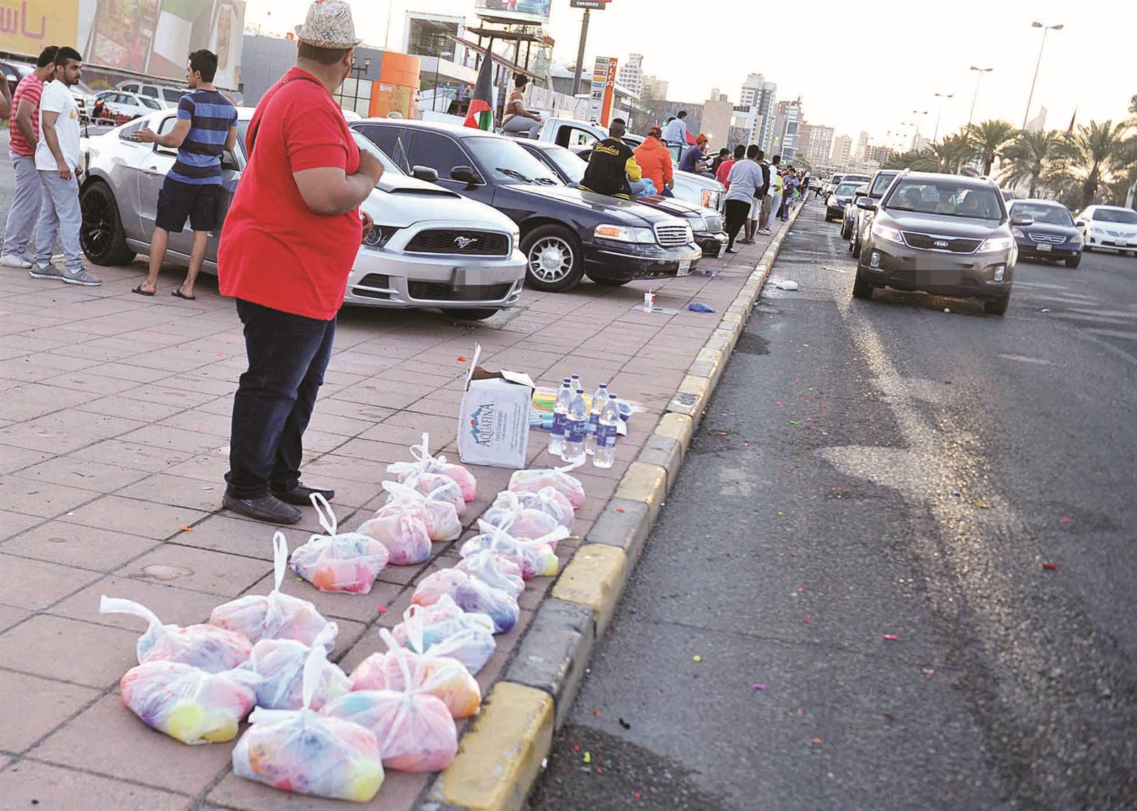 مياه ومستلزماتها جاهزة للبيع من أجل الرش