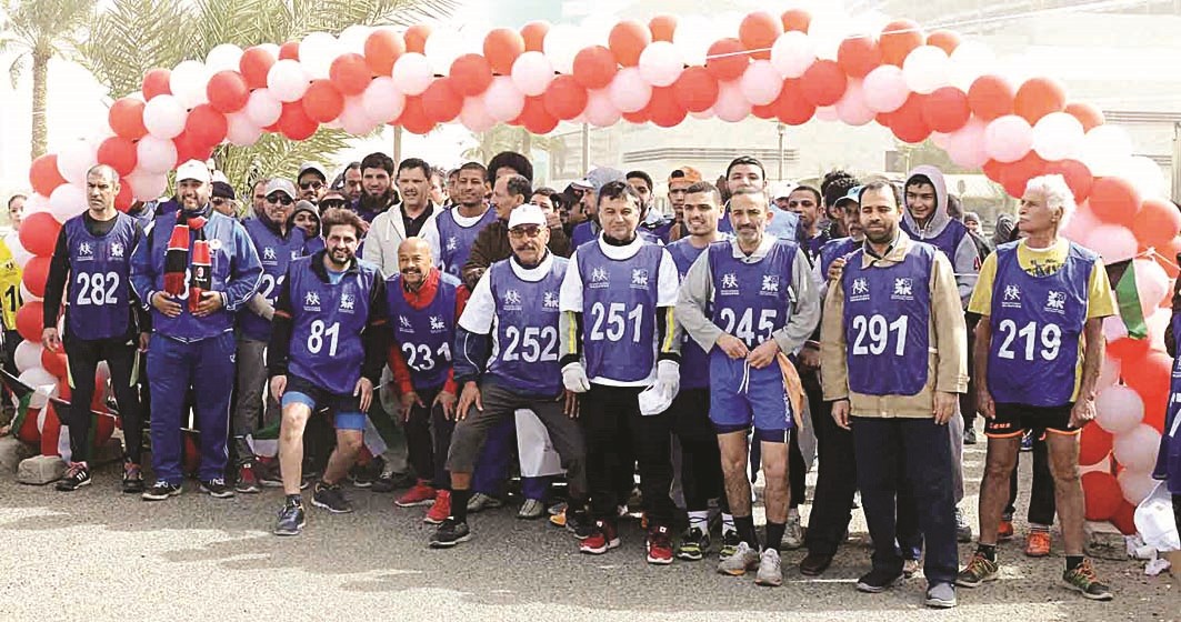 الحربي متوسطاً المشاركين في واكاثون «أصدقاء القلب» قبل انطلاقه
