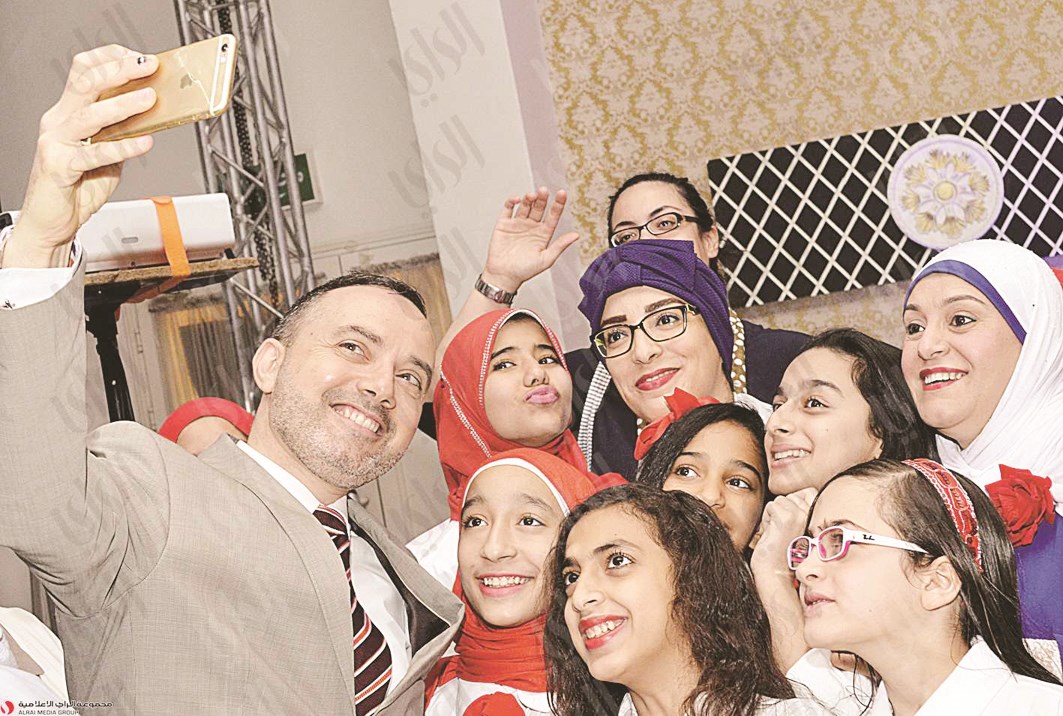 السفير الفرنسي كريستيان نخلة في صورة مع عدد من الطالبات في إحدى المناسبات