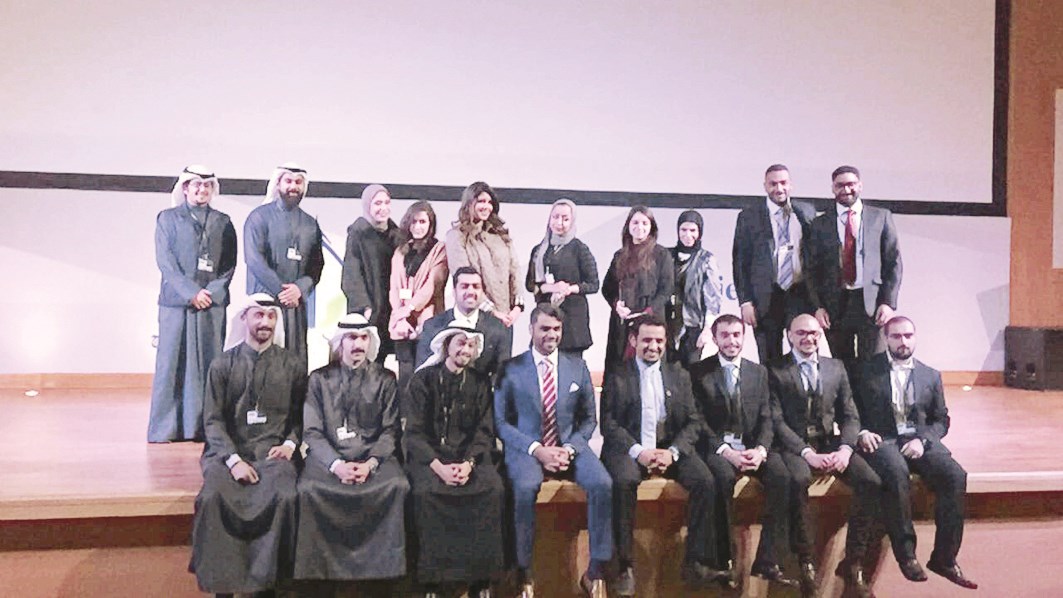 u0623u0639u0636u0627u0621 u0627u0644u0646u0627u062fu064a u0645u0639 u0627u0644u0645u062du0627u0636u0631u064au0646 u0641u064a u0627u0644u062fu0648u0631u0629