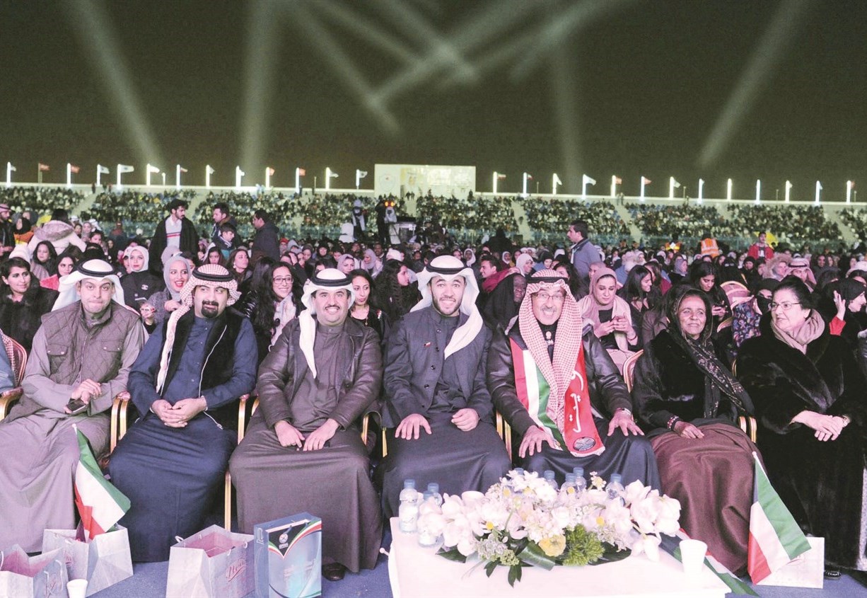 محافظ الأحمدي مع ضيوفه... والجمهور الغفير