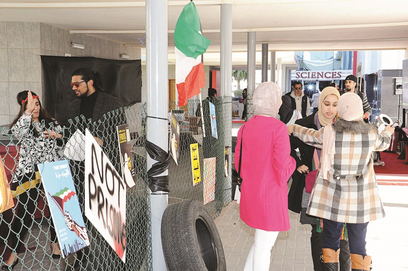 u0637u0627u0644u0628u0627u062a u062au062au062cu0648u0644u0646 u062fu0627u062eu0644 u0642u0631u064au0629 u0627u0644u062au062du0631u064au0631   (u062au0635u0648u064au0631 u0637u0627u0631u0642 u0639u0632 u0627u0644u062fu064au0646)