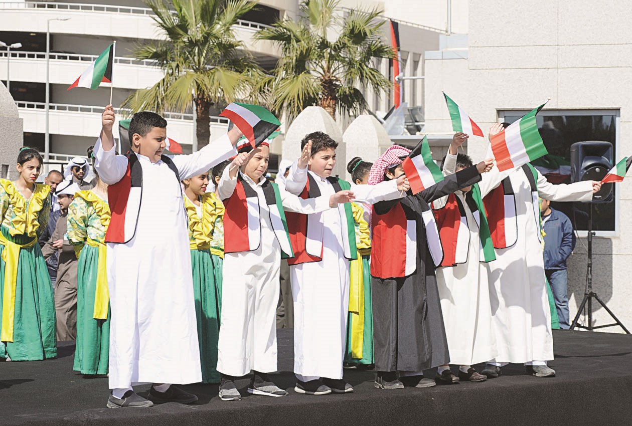 زهور مدرسة دسمان ثنائية اللغة خلال مشاركتهم في الاحتفالية