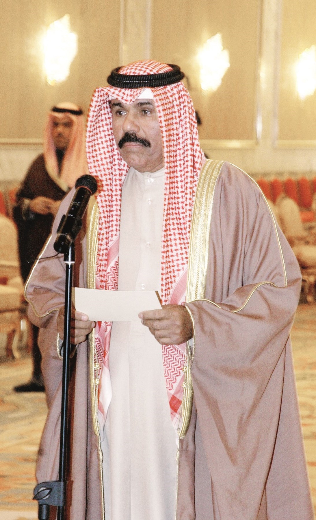 سموه يؤدي القسم أمام سمو الأمير