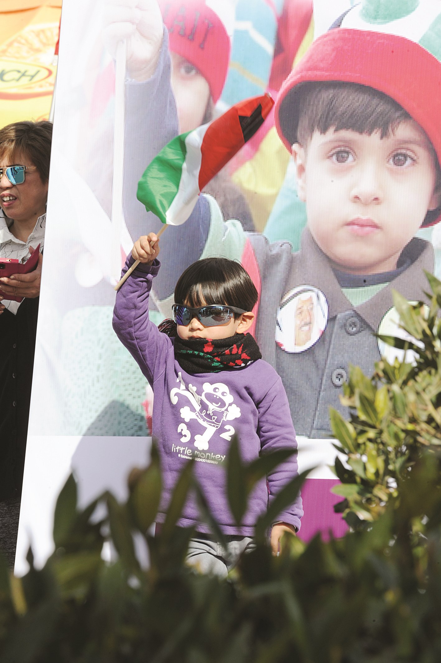 طفل يرفع العلم