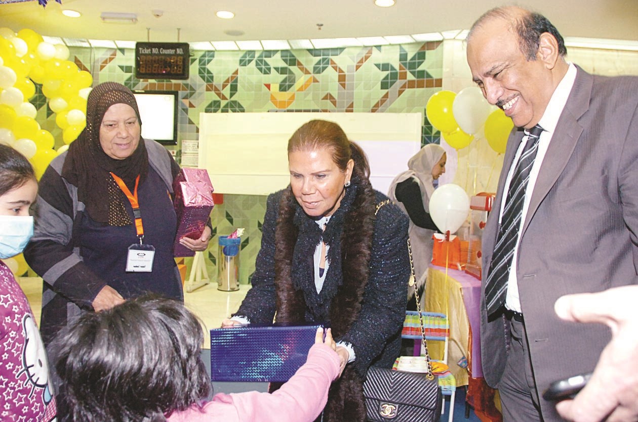 u0627u0644u0634u0627u0647u064au0646 u062au0642u062fu0645 u0647u062fu064au0629 u062au0630u0643u0627u0631u064au0629 u0644u0637u0641u0644u0629         (u062au0635u0648u064au0631 u0632u0643u0631u064au0627 u0639u0637u064au0629)