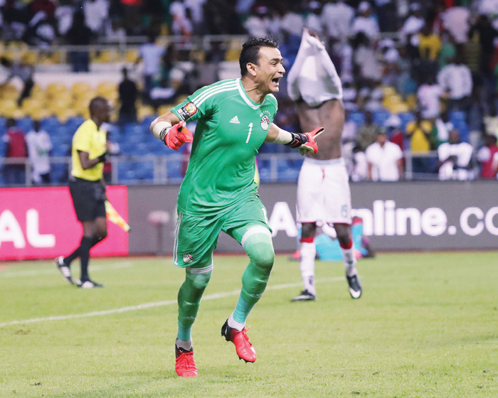 الحارس المتألق عصام الحضري قاد منتخب مصر إلى النهائي الأفريقي (إ ب إ)