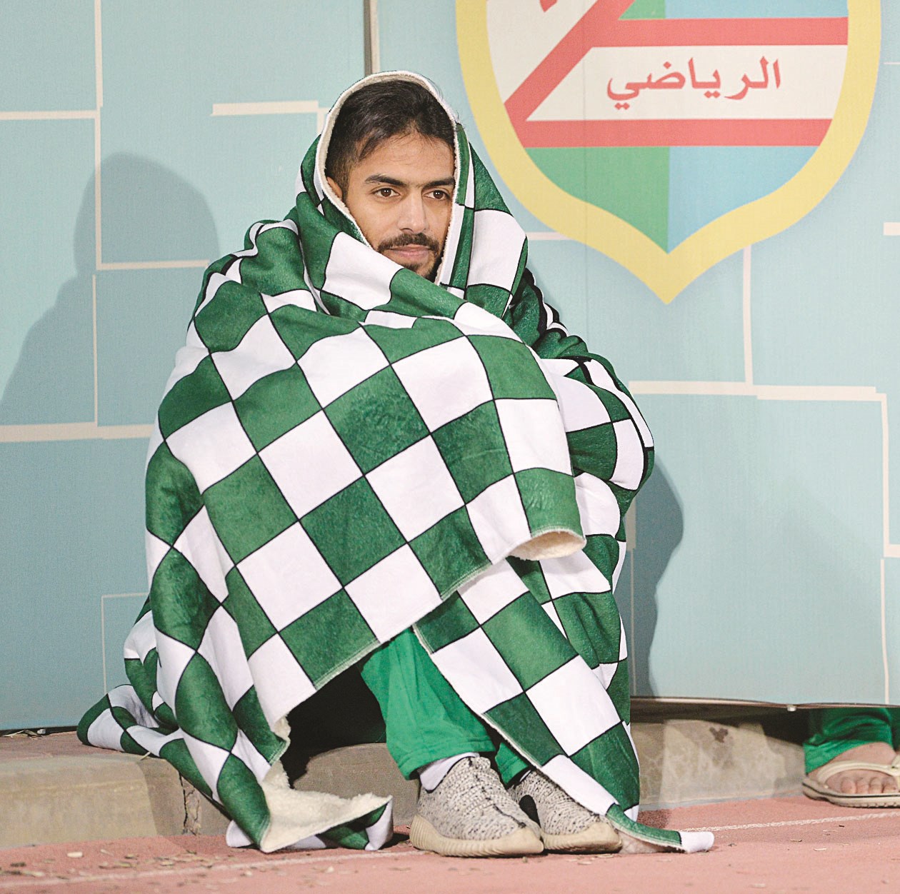 محمد فريح لاعب العربي يحمي نفسه من البرد القارس خلال المباراة  (الأزرق دوت كوم)