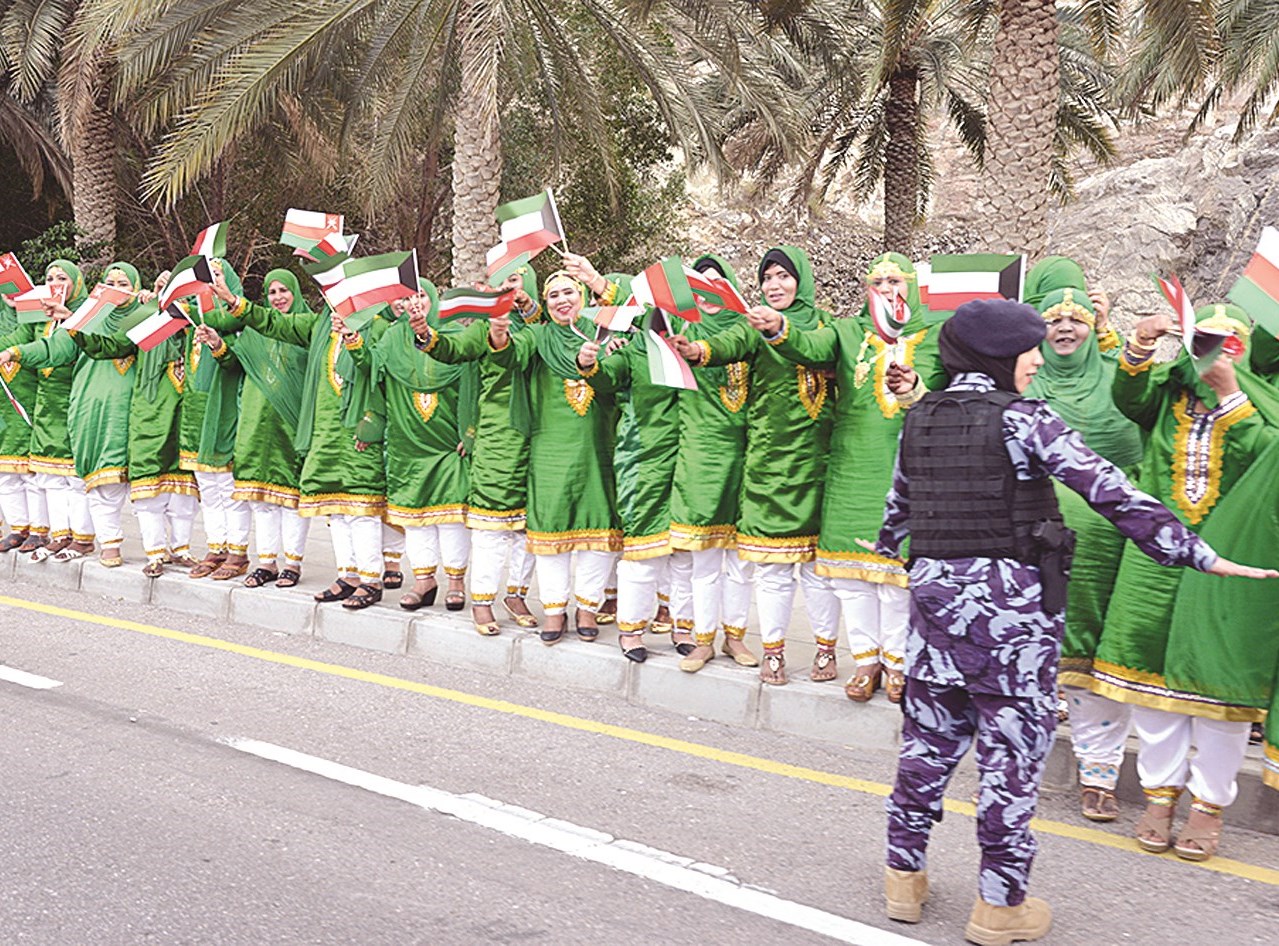 مواطنات عمانيات اصطففن على طول الطريق للترحيب بالأمير