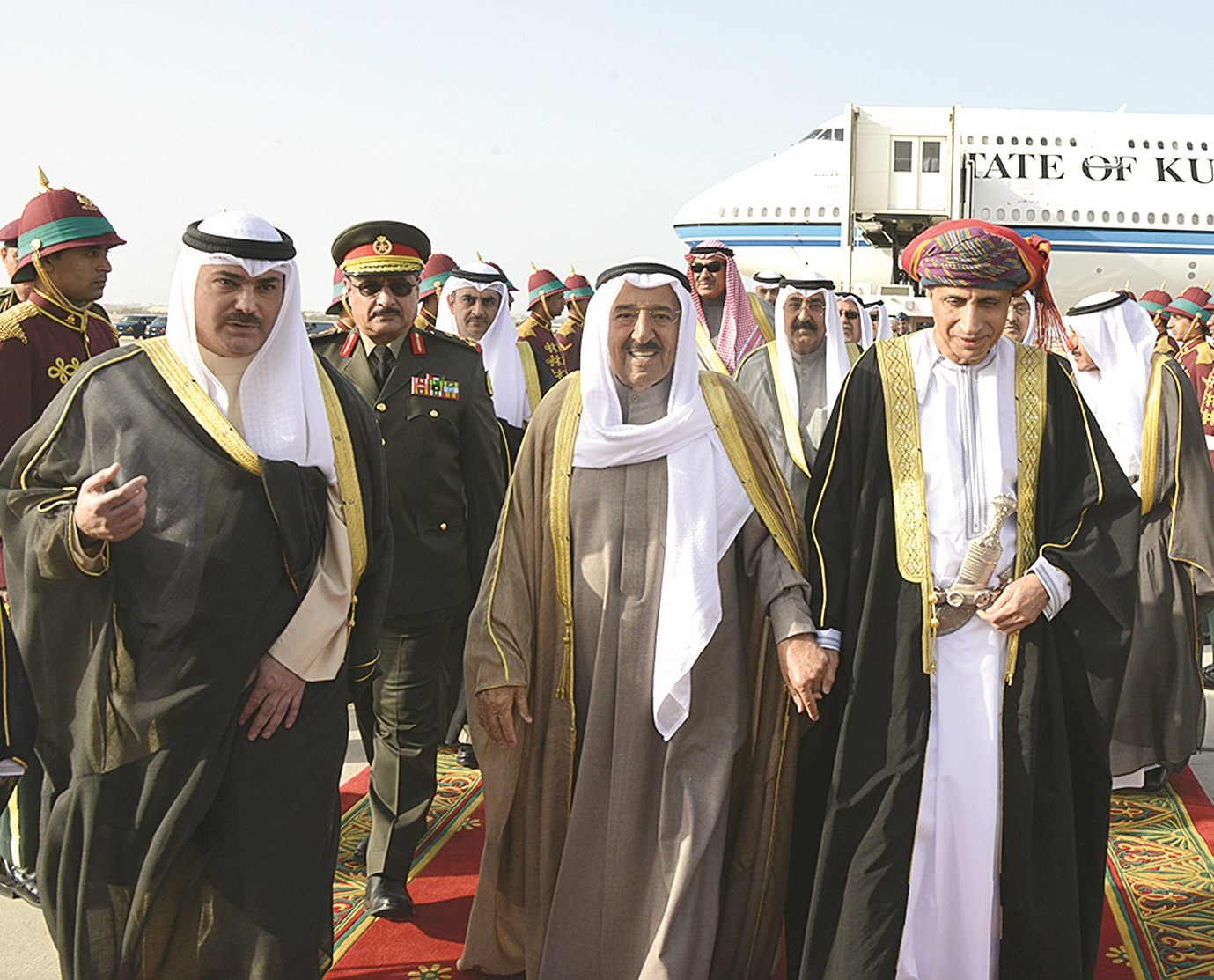 صاحب السمو لدى وصوله إلى المطار وفي استقباله فهد بن محمود