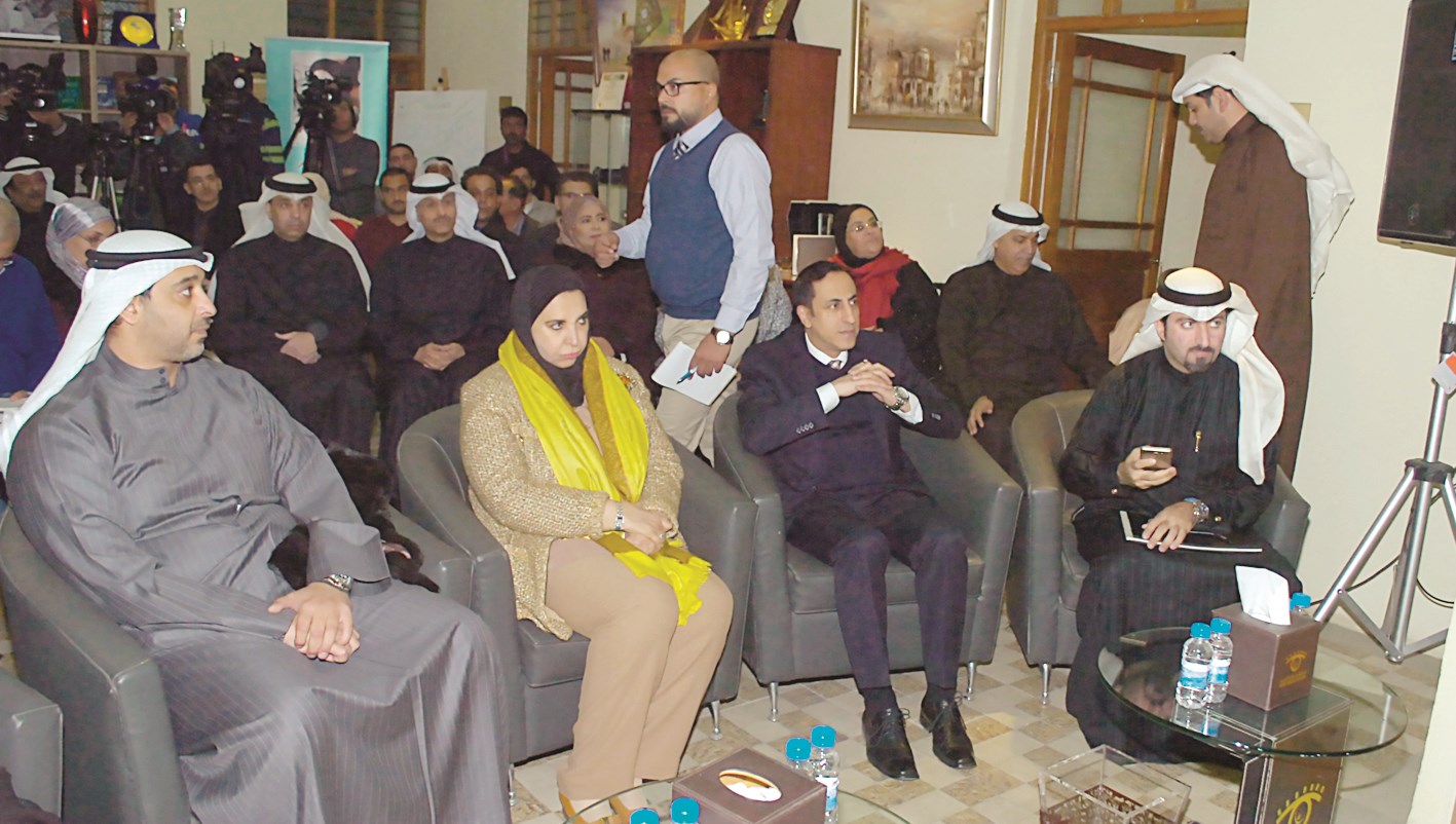 سعاد الصباح مع الحضور خلال المحاضرة