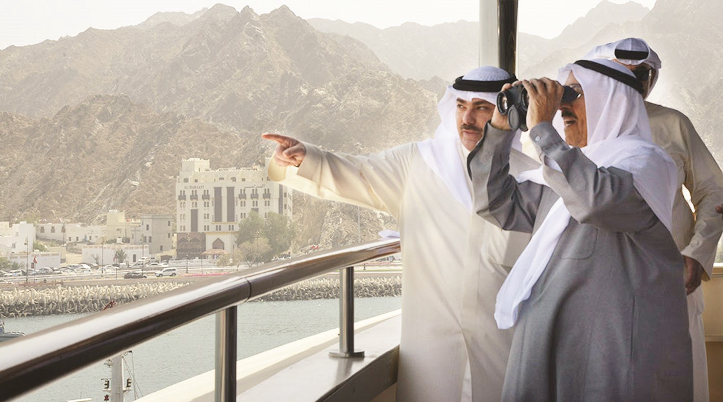 سمو الأمير في جولة على متن اليخت السلطاني ويراقب عبر منظار المناطق المقابلة