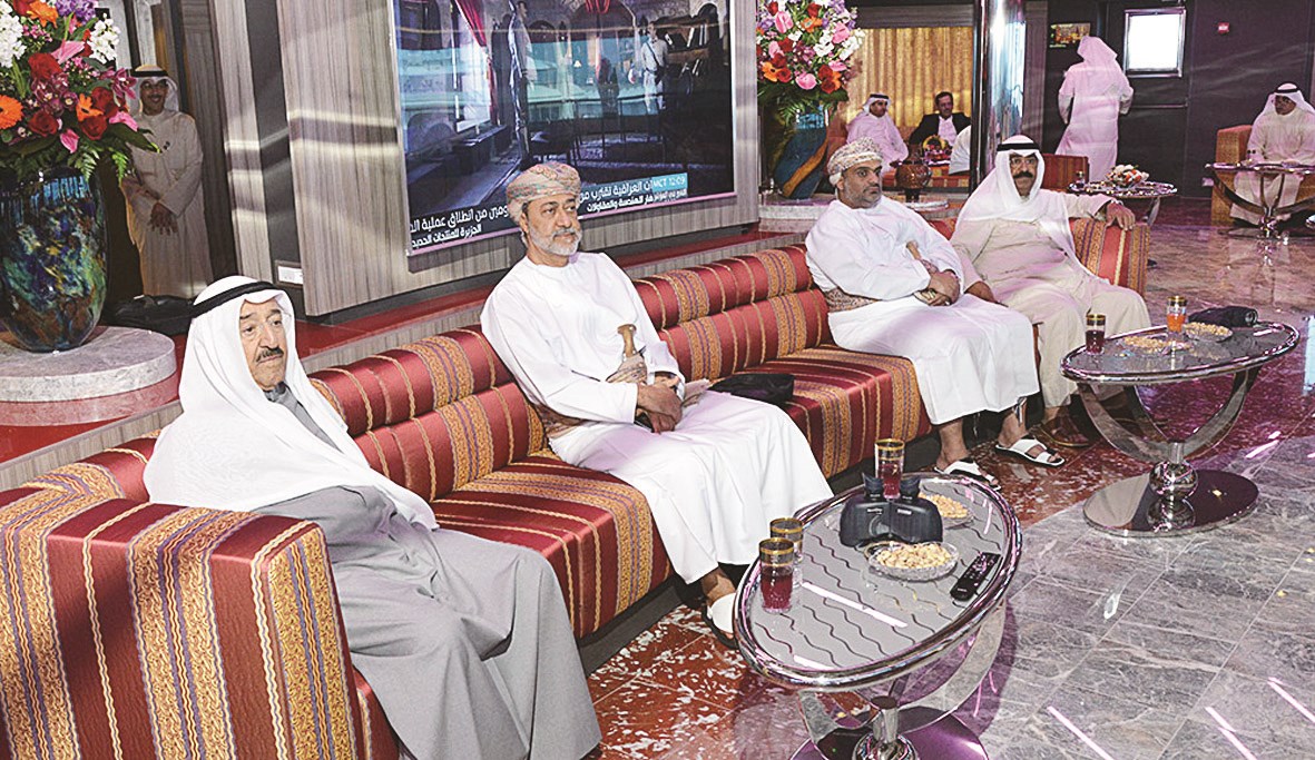 صاحب السمو ومشعل الأحمد وهيثم بن طارق في صالون اليخت